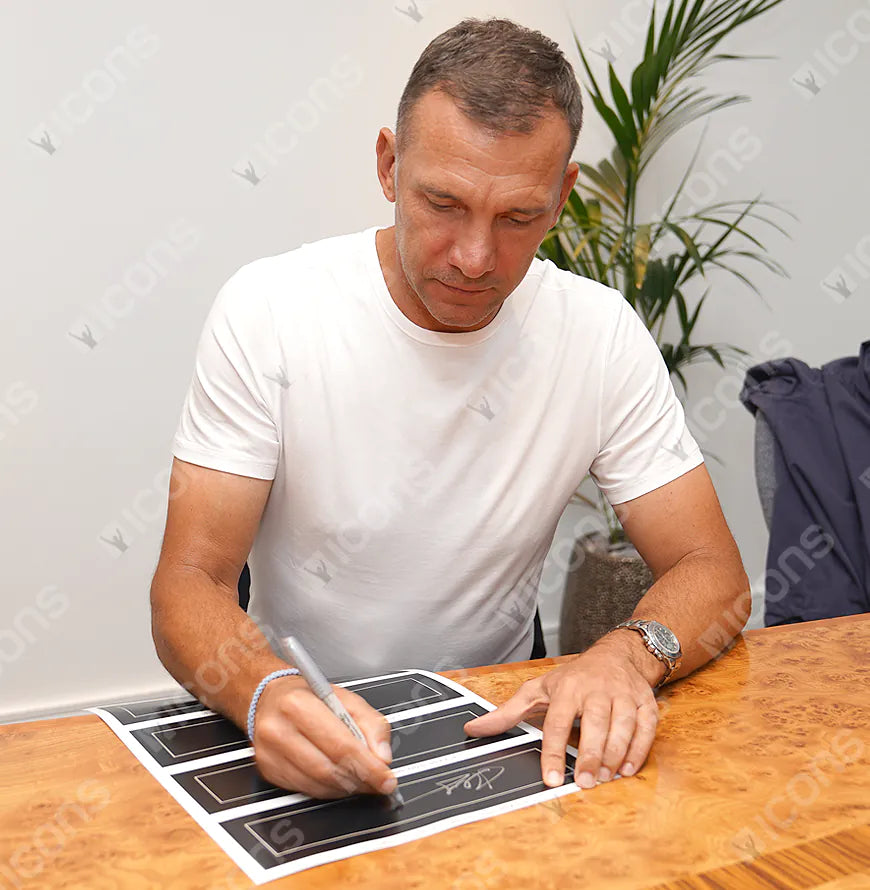 Plaque et cadre photo officiels dédicacés par Andriy Shevchenko, lauréat du Ballon d'Or™ 2004