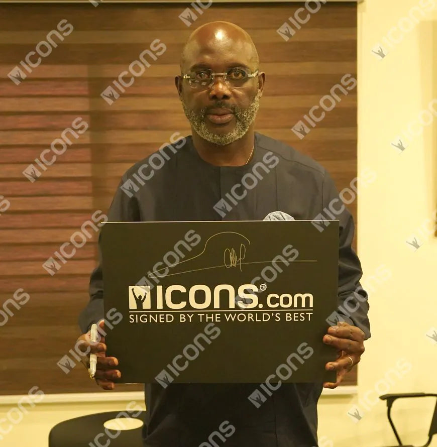 Photo officielle de George Weah, vainqueur du Ballon d'Or™ 1995, signée avec l'AC Milan