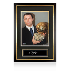 Placa oficial y marco de fotos firmados por Hristo Stoichkov, ganador del Ballon d'Or™ de 1994