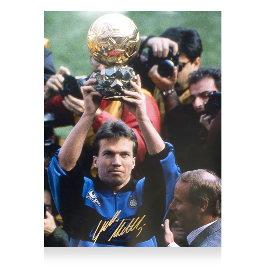 Photo officielle de Lothar Matthäus, lauréat du Ballon d'Or™ 1990, signée et encadrée, sous les couleurs de l'Internazionale