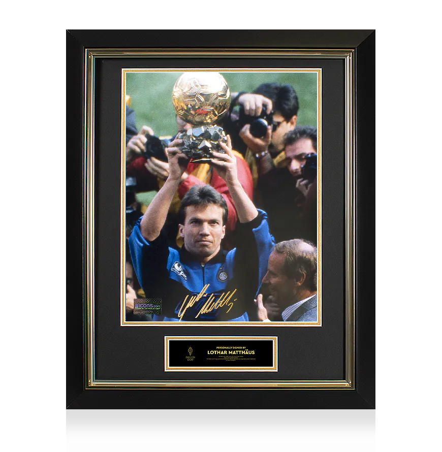 Photo officielle de Lothar Matthäus, lauréat du Ballon d'Or™ 1990, signée et encadrée, sous les couleurs de l'Internazionale