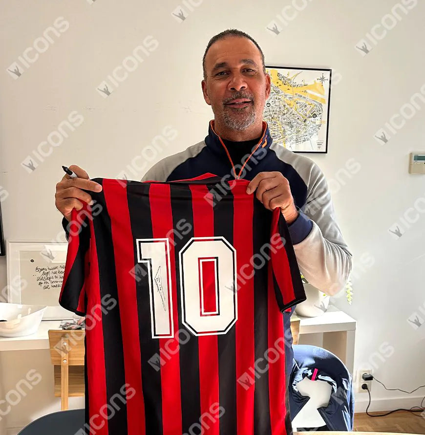 Maillot domicile de l'AC Milan 1988, signé au dos par Ruud Gullit, officiel Ballon d'Or™ et encadré avec visuel héros.