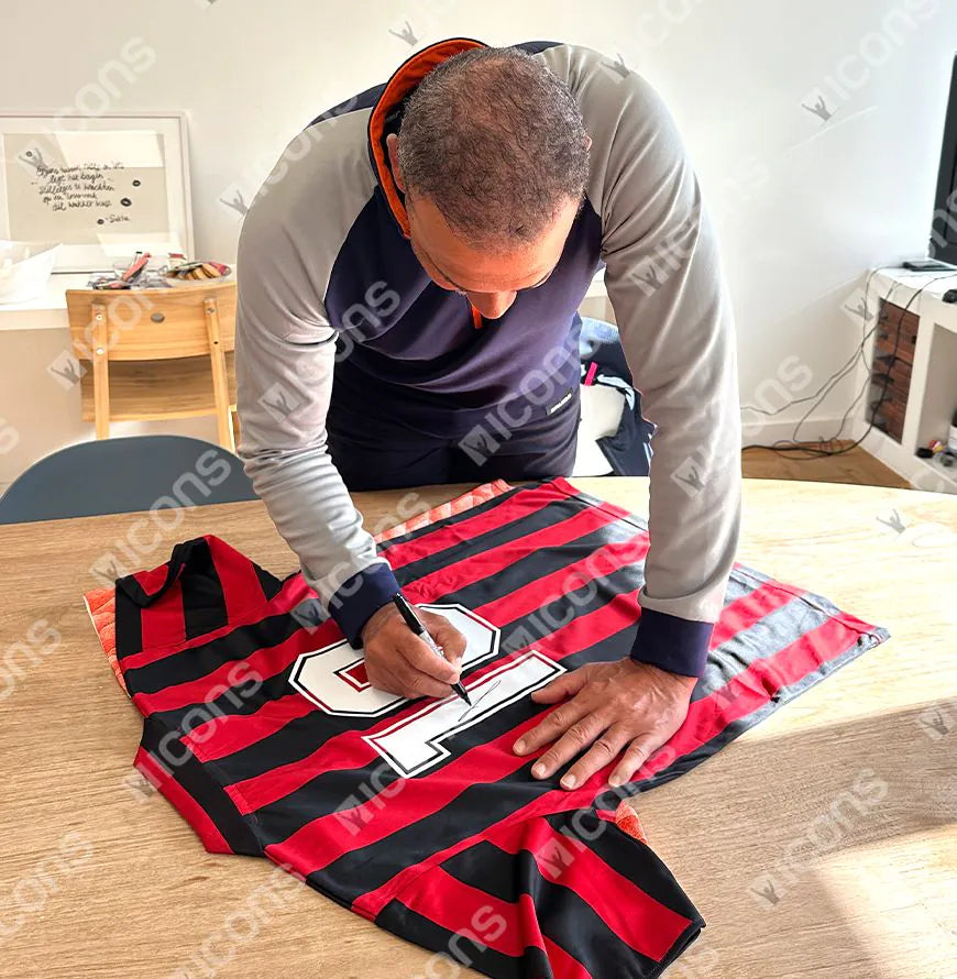 Maillot domicile de l'AC Milan 1988, signé au dos par Ruud Gullit, officiel Ballon d'Or™ et encadré avec visuel héros.