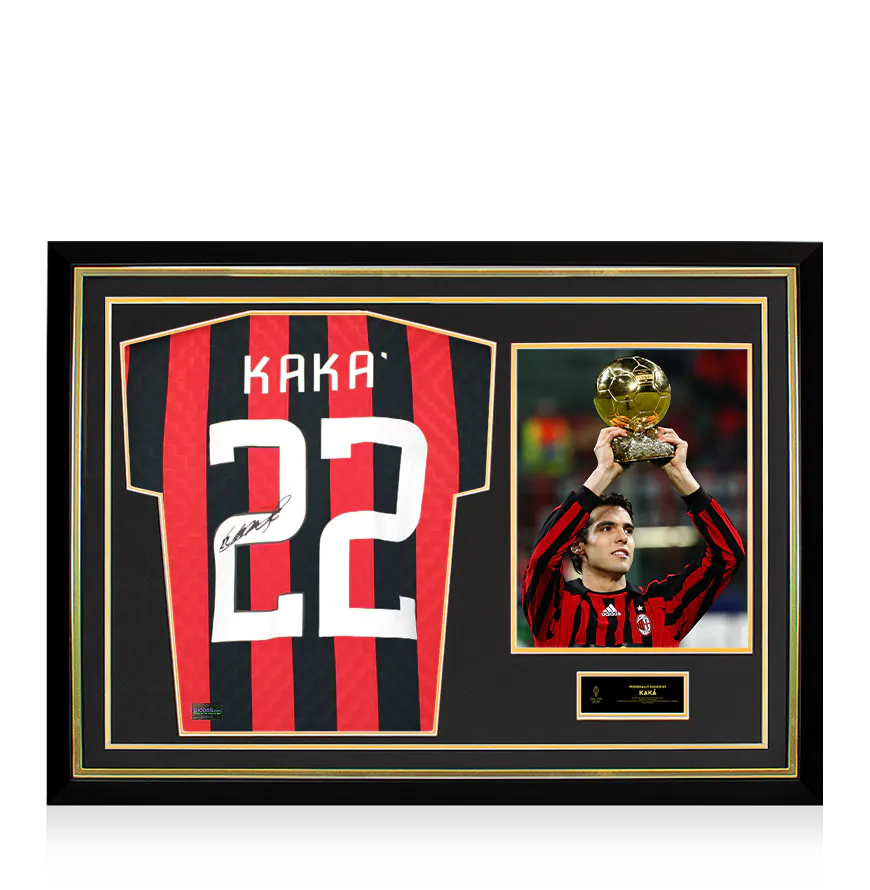 Maillot rétro de l'AC Milan dédicacé au dos par Kaká, officiel Ballon d'Or™ et encadré « Hero »