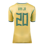 Camiseta oficial de local de Brasil 2026, firmada por Vinicius Jr. en el dorsal y enmarcada con diseño "Hero": Ganador del Premio Sócrates 2023