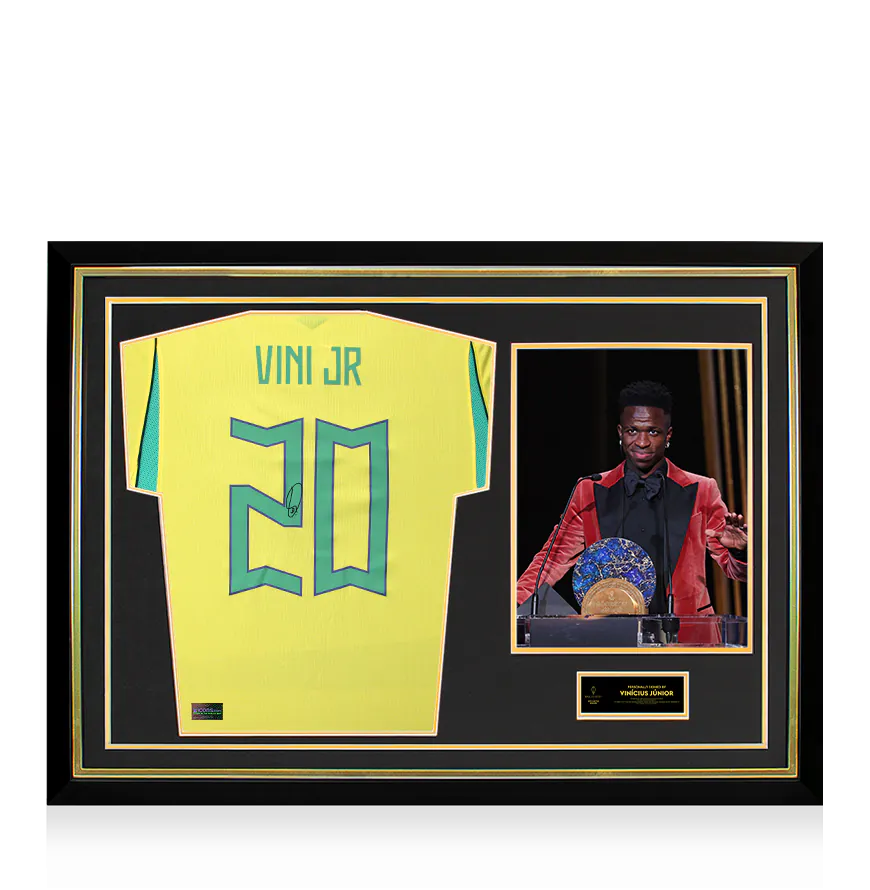 Camiseta oficial de local de Brasil 2026, firmada por Vinicius Jr. en el dorsal y enmarcada con diseño "Hero": Ganador del Premio Sócrates 2023