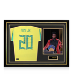 Camiseta oficial de local de Brasil 2026, firmada por Vinicius Jr. en el dorsal y enmarcada con diseño "Hero": Ganador del Premio Sócrates 2023
