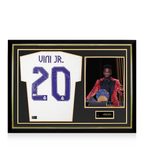 Maillot domicile moderne du Real Madrid de Vinicius Jr, officiel, signé au dos et encadré « Ballon d'Or™ » : vainqueur du prix Sócrates 2023