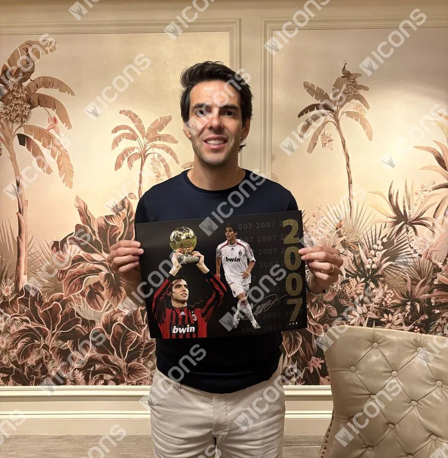Foto oficial de Kaká con el Balón de Oro™ firmada por el AC Milan: Ganador del Balón de Oro 2007