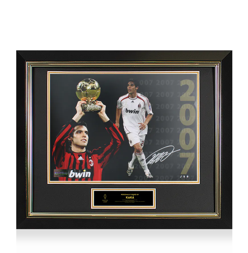 Foto oficial de Kaká con el Balón de Oro™ firmada por el AC Milan: Ganador del Balón de Oro 2007