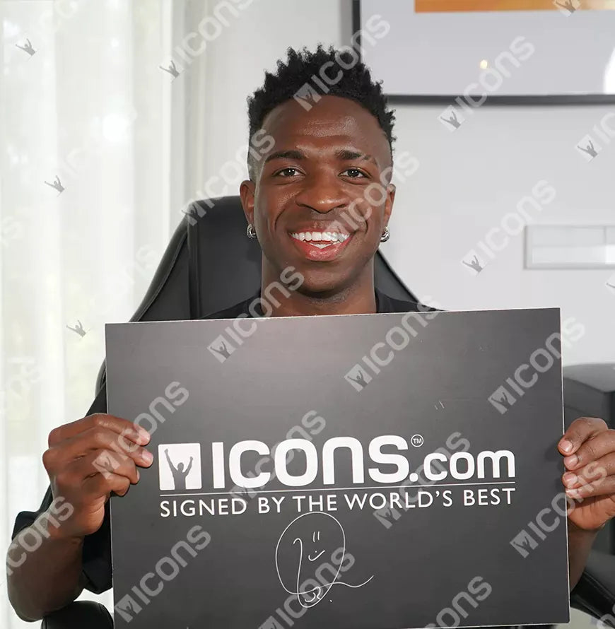 Maillot domicile moderne du Real Madrid de Vinicius Jr, officiel, signé au dos et encadré « Ballon d'Or™ » : vainqueur du prix Sócrates 2023